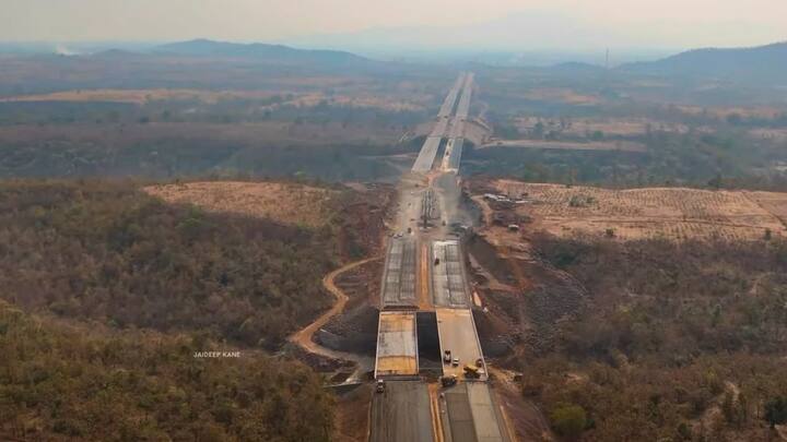 दरम्यान, समृद्धी महामार्गासाठी 55 हजार 500 कोटींची खर्च अपेक्षित होता. पण, हा खर्च 61 हजार कोटींवर पोहोचला आहे. या महामार्गासाठी तब्बल 12 कोटी सिमेंट बॅग वापरण्यात आल्या असून स्टीलही मोठ्या प्रमाणात वापरले आहे. 7 लाख मेट्रिक टन स्टीलचा उपयोग रस्ता उभारण्यासाठी करण्यात आला आहे.