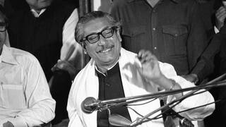 Sheikh Mujibur Rahman : बांगलादेश अंतरिम सरकारने आता मुजीबुरहमान यांचा 'राष्ट्रपिता' दर्जा रद्द केला; चलनातूनही फोटो काढला!