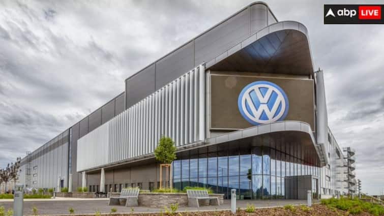 Volkswagen is going to lay off 35000 employees in Germany trainee employees will also be reduced from 2026 35000 लोगों की चली जाएगी नौकरी, जर्मनी में फॉक्सवैगन का बड़ा ऐलान; ट्रेनी कर्मचारी भी होंगे कम