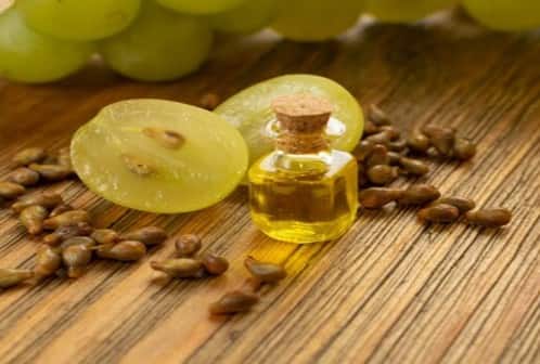 आंवला और नारियल तेल: आंवला बालों के लिए एक चमत्कारी औषधि है. 2 चम्मच आंवला पाउडर को गर्म नारियल तेल में मिलाएं और इस तेल से बालों की मालिश करें. यह बालों को पोषण देने के साथ-साथ समय से पहले सफेद होने से भी बचाता है.