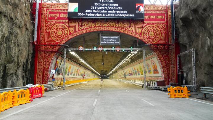 तब्बल 61 हजार कोटी रुपयांचा खर्च करुन 701 किमीचा समृद्धी महामार्ग प्रवाशांच्या सेवेत आजपासून पूर्ण क्षमेतेने सुरू झाला आहे. या महामार्गास हिंदुहृदयसम्राट बाळासाहेब ठाकरे यांचं नाव देण्यात आलं आहे.