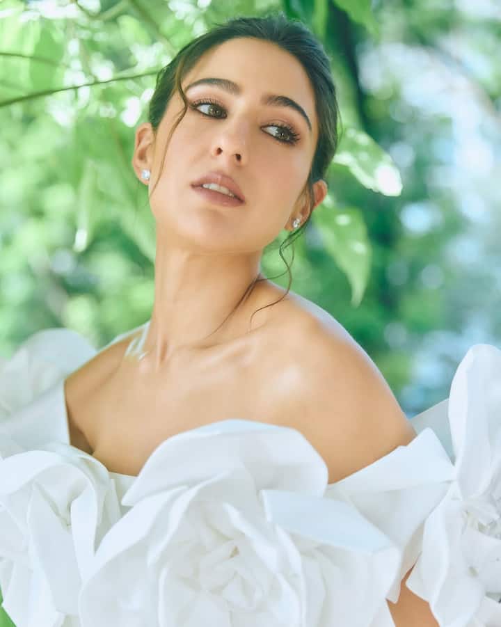 Revealing her flair for verse, she wrote: “Har umar ka ishq hai in Dino Mohabbat ka har mausam hai Metro in Dino… Kabhi fairytale feels kabhi Saras silly reels ka mann hai in Dino Trending at #1 ka fun hai Metro in Dino.”