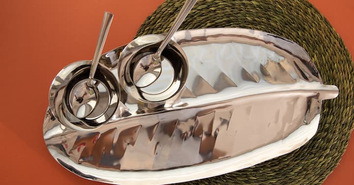 स्टेनलेस स्टीलची भांडी उष्णता किंवा आम्लाशी प्रतिक्रिया देत नाहीत, याचा अर्थ ते तटस्थ राहतात. यामध्ये अन्न खाल्ल्याने शरीराला फारसे नुकसान होत नाही किंवा फायदाही होत नाही.