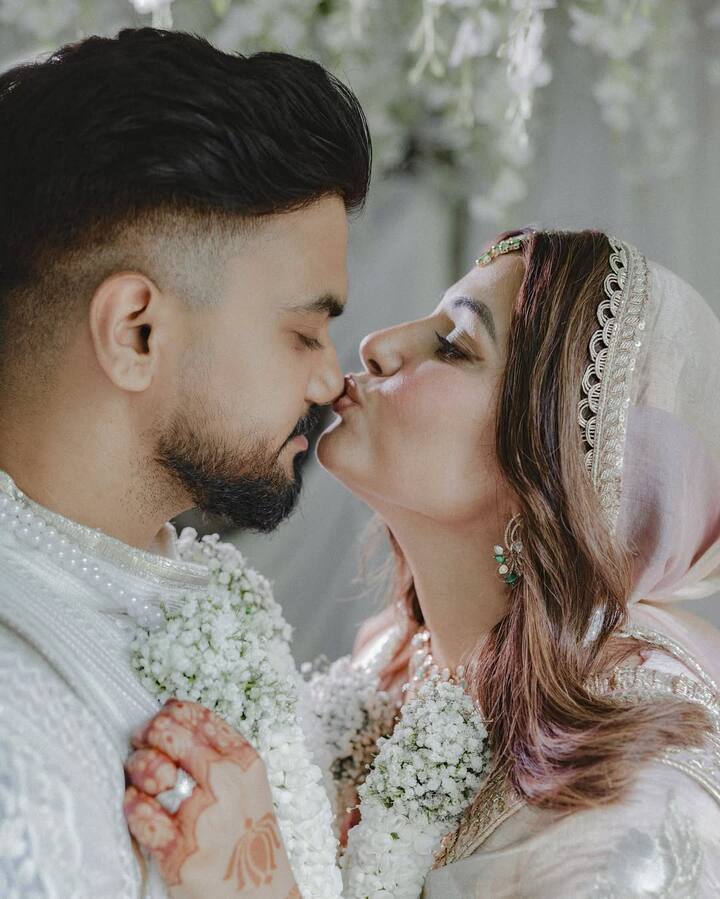 हमेशा खूबसूरत दिखने वाली हिना ने शादी के लिए ओपल ग्रीन कलर की हैंडलूम साड़ी का चुनाव किया.
