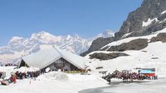 ਸ੍ਰੀ ਹੇਮਕੁੰਟ ਸਾਹਿਬ ਵਿਖੇ ਭਾਰੀ ਬਰਫਬਾਰੀ....ਹੁਣ ਤੱਕ 30 ਹਜ਼ਾਰ ਤੋਂ ਵੱਧ ਸ਼ਰਧਾਲੂ ਪਹੁੰਚੇ