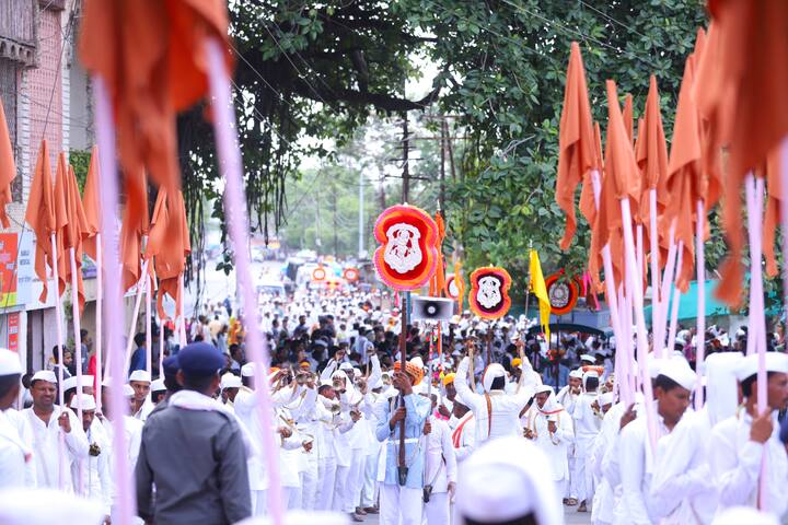 विशेष म्हणजे दरवर्षी सारखाच यावर्षीही वारीमध्ये तरुणांचा सहभाग लक्षणीय आहे. (फोटो सौजन्य : अक्षय भालतिलक,  अकोला)