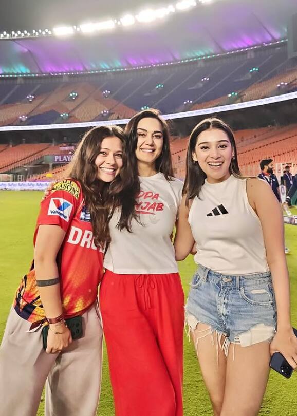 महवश ने पोस्ट शेयर करते हुए लिखा कि ”वे आखिरी मैच तक रुके रहे, खेले और लड़ाई की! स्पेशल पोस्ट चहल के लिए क्योंकि लोग नहीं जानते कि उनकी पसली दूसरे मैच में ही टूट गई थी और बाद में उनकी बॉलिंग फिंगर भी टूट गई, ये आदमी पूरे सीजन में 3 फ्रैक्चर के साथ खेला.”