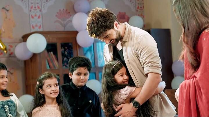 बावजूद इसके मायरा कॉम्पिटिशन में जाएगी और वहां उसे गीतांजलि का साथ मिलेगा और दोनों साथ परफॉर्म करेंगे. कॉम्पिटिशन जीतने के बाद मायरा के सिलेक्शन की खबर जानकर अरमान खुश होगा