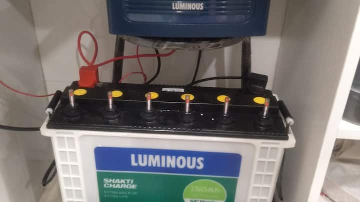 इसलिए इनवर्टर की बैटरी खराब होने से बचने के लिए आपको कुछ गलतियां बिल्कुल भी नहीं करनी है. क्योंकि अगर बैटरी को ठीक से मेंटेन ना किया जाए और लापरवाही कर दी जाए तो आपकी बैटरी पूरी खराब हो सकती है.