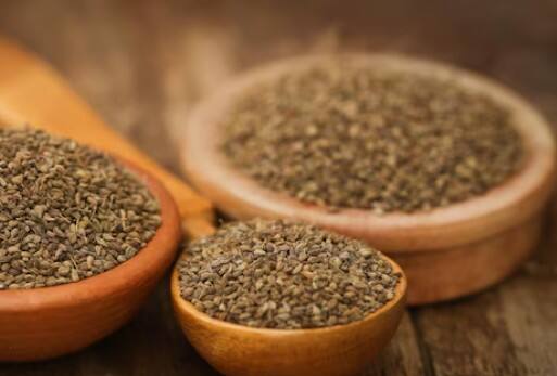 भुना हुआ अजवाइन का सेवन करें: भुनी अजवाइन शरीर को गर्मी देती है और सर्दी-जुकाम से राहत देती है. इसे हल्का नमक डालकर चबाएं या गर्म पानी के साथ लें.