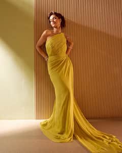 Meenakshi Chaudhary : ఐరెన్ లెగ్ నుంచి గోల్డెన్ లెగ్ బ్యూటీగా టర్న్ అయిన మీనూ స్టైలిష్ లుక్!