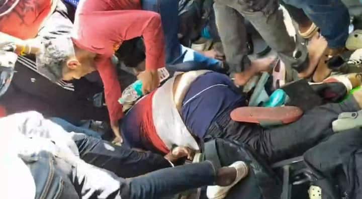 हालांकि, समारोहों ने एक अराजक मोड़ लिया क्योंकि बड़े पैमाने पर भीड़ ने व्यवस्थाओं को अभिभूत कर दिया, जिससे स्टेडियम के बाहर विकार हो गया। इसके अलावा, भगदड़ 11 लोगों की मृत्यु हो गई। (क्रेडिट: पीटीआई)