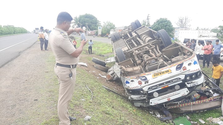 पहाटे चालकाला झोप लागल्याने ट्रॅव्हल्स रस्त्याच्या कडेला असलेल्या खड्ड्यात पलटी झाली, अशी माहिती घटनास्थळावरून मिळत आहे.