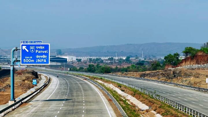 या महामार्गावरुन 120 किमी प्रतितास वेगाने प्रवास शक्य आहे. महामार्गालगत 11 लाख 50 हजार वृक्षांची लागवड करण्यात आलीय. देशातील पहिला संपूर्ण पर्यावरणपूरक हा महामार्ग ठरणार असल्याचे सांगितले जाते.