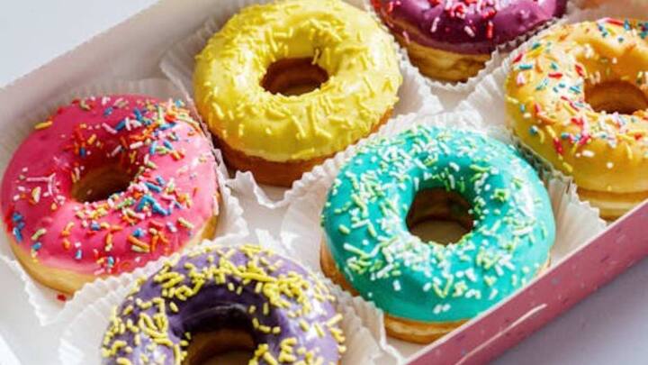 चलिए अब जानते हैं कि डोनट के बीच में छेद होने की वजह क्या है, डोनट्स में छेद करने का कारण सिर्फ सजावट नहीं है, बल्कि एक जरूरी वजह है. पहले जब डोनट्स बिना छेद के बनाए जाते थे, तो तले जाने के बाद उनका बाहर का हिस्सा तो पक जाता था लेकिन अंदर का हिस्सा कच्चा रह जाता था. इससे डोनट ठीक से नहीं बनता था.