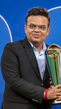 चिन्नास्वामी स्टेडियमबाहेर अचानक गर्दी वाढली अन्....