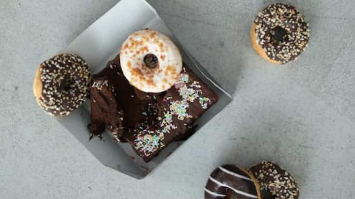 डोनट्स में छेद करने की शुरुआत 1847 में हुई. डोनट्स को एक तरह का फ्राइड केक कहा जाता था. जब इसमें छेद नहीं होता था तो इसका अंदर का हिस्सा कच्चा ही रह जाता था. लेकिन छेद करने के आइडिया के बाद से डोनट्स अंदर और बाहर से दोनों ही तरीकों से सही से पकता था.