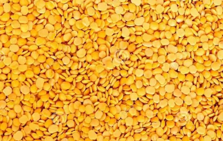 ਜੇਕਰ ਤੁਸੀਂ ਵੀ ਆਪਣੀਆਂ ਦਾਲਾਂ ਨੂੰ ਖਰਾਬ ਹੋਣ ਤੋਂ ਬਚਾਉਣਾ ਚਾਹੁੰਦੇ ਹੋ, ਤਾਂ ਤੁਸੀਂ ਇਨ੍ਹਾਂ ਤਰੀਕੇ ਅਪਣਾ ਕੇ ਉਨ੍ਹਾਂ ਨੂੰ ਖਰਾਬ ਹੋਣ ਤੋਂ ਬਚਾ ਸਕਦੇ ਹੋ। ਦਾਲਾਂ ਨੂੰ ਡੱਬੇ ਵਿੱਚ ਰੱਖਣ ਤੋਂ ਪਹਿਲਾਂ, ਉਨ੍ਹਾਂ ਨੂੰ ਭੁੰਨ ਲਓ ਕਿਉਂਕਿ ਜੇਕਰ ਤੁਸੀਂ ਦਾਲਾਂ ਨੂੰ ਭੁੰਨ ਕੇ ਡੱਬੇ ਵਿੱਚ ਰੱਖਦੇ ਹੋ ਤਾਂ ਉਨ੍ਹਾਂ ਵਿੱਚ ਨਮੀ ਨਹੀਂ ਆਵੇਗੀ।