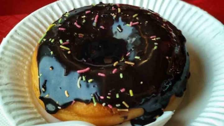 इसके अलावा डोनट्स बनाने के लिए आटे के साथ-साथ पानी, दूध, अंडे, चीनी और तेल जैसे चीजों का यूज भी किया जाता है.