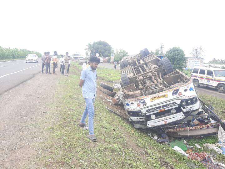 ट्रॅव्हल्स पलटी होऊन झालेल्या या भीषण अपघातात 30 प्रवासी जखमी झाले असून त्यापैकी 20 जणांची प्रकृती गंभीर असल्याची प्राथमिक माहिती समोर आली आहे.