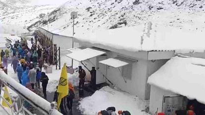 उत्तराखंड में तेज बारिश से बढ़ी ठंड, लोगों ने निकाले गर्म कपड़े, हेमकुंड साहिब में हल्की बर्फबारी