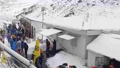 उत्तराखंड में तेज बारिश से बढ़ी ठंड, लोगों ने निकाले गर्म कपड़े, हेमकुंड साहिब में हल्की बर्फबारी उत्तराखंड में तेज बारिश से बढ़ी ठंड, लोगों ने निकाले गर्म कपड़े, हेमकुंड साहिब में हल्की बर्फबारी