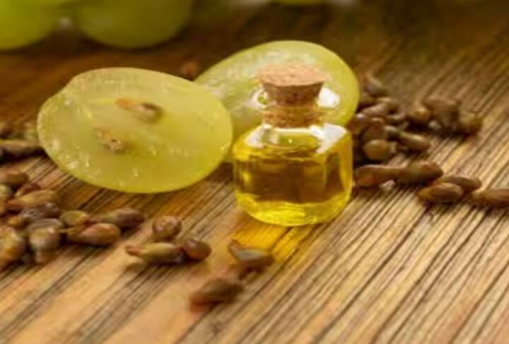 ਆਂਵਲਾ ਅਤੇ ਨਾਰੀਅਲ ਦਾ ਤੇਲ: ਆਂਵਲਾ ਵਾਲਾਂ ਲਈ ਇੱਕ ਚਮਤਕਾਰੀ ਇਲਾਜ ਹੈ। ਨਾਰੀਅਲ ਦੇ ਗਰਮ ਤੇਲ ਵਿੱਚ 2 ਚਮਚ ਆਂਵਲਾ ਪਾਊਡਰ ਮਿਲਾਓ ਅਤੇ ਇਸ ਤੇਲ ਨਾਲ ਆਪਣੇ ਵਾਲਾਂ ਦੀ ਮਾਲਿਸ਼ ਕਰੋ। ਇਹ ਵਾਲਾਂ ਨੂੰ ਪੋਸ਼ਣ ਦਿੰਦਾ ਹੈ ਅਤੇ ਸਮੇਂ ਤੋਂ ਪਹਿਲਾਂ ਸਫੇਦ ਹੋਣ ਤੋਂ ਵੀ ਰੋਕਦਾ ਹੈ।