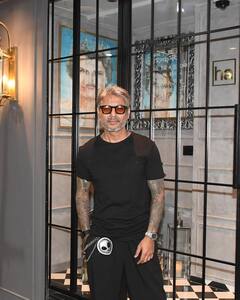 20 रुपये थी पहली सैलरी, आज रणबीर-विराट जैसों से एक घंटे के एक लाख वसूलता है ये हेयर स्टाइलिस्ट