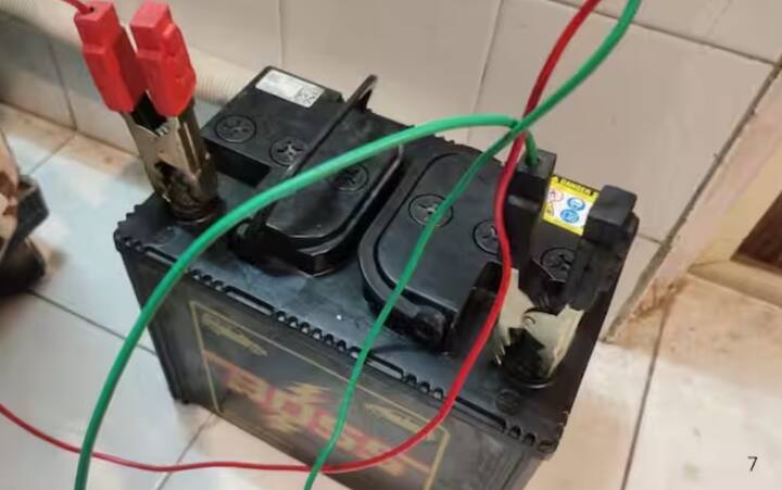 ਤੁਹਾਨੂੰ ਦੱਸ ਦੇਈਏ ਕਿ ਜਦੋਂ ਤੁਸੀਂ ਇਨਵਰਟਰ ਦੀ ਬੈਟਰੀ ਚਾਰਜ ਕਰਦੇ ਹੋ, ਤਾਂ ਇਸਨੂੰ ਕਦੇ ਵੀ ਸਥਾਨਕ ਜਾਂ ਸਸਤੇ ਚਾਰਜਰ ਨਾਲ ਚਾਰਜ ਨਾ ਕਰੋ। ਹਮੇਸ਼ਾ ਇਨਵਰਟਰ ਦੇ ਚਾਰਜਰ ਦੀ ਵਰਤੋਂ ਕਰੋ। ਜੇਕਰ ਤੁਸੀਂ ਉੱਪਰ ਦੱਸੀਆਂ ਗੱਲਾਂ ਦਾ ਧਿਆਨ ਰੱਖਦੇ ਹੋ, ਤਾਂ ਤੁਹਾਡੀ ਬੈਟਰੀ ਲੰਬੇ ਸਮੇਂ ਤੱਕ ਚੱਲੇਗੀ।