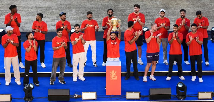 बाद में, एम चिन्नास्वामी स्टेडियम लाल रंग के समुद्र में बदल गया, क्योंकि जुबिलेंट प्रशंसक बड़ी संख्या में खिलाड़ियों के साथ ऐतिहासिक जीत का जश्न मनाने के लिए एकत्र हुए। (क्रेडिट: पीटीआई)