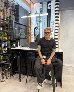 20 रुपये थी पहली सैलरी, आज रणबीर-विराट जैसों से एक घंटे के एक लाख वसूलता है ये हेयर स्टाइलिस्ट