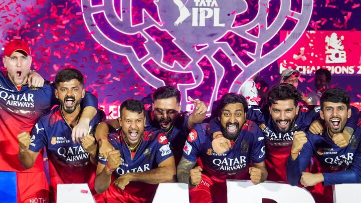 IPL 2025 Records: आईपीएल का 18वां सीजन रिकॉर्डतोड़ रहा. इस सीजन कई रिकॉर्ड बने और टूटे. टूर्नामेंट के इतिहास में सबसे ज्यादा चौके और छक्के भी इस सीजन में ही लगे.