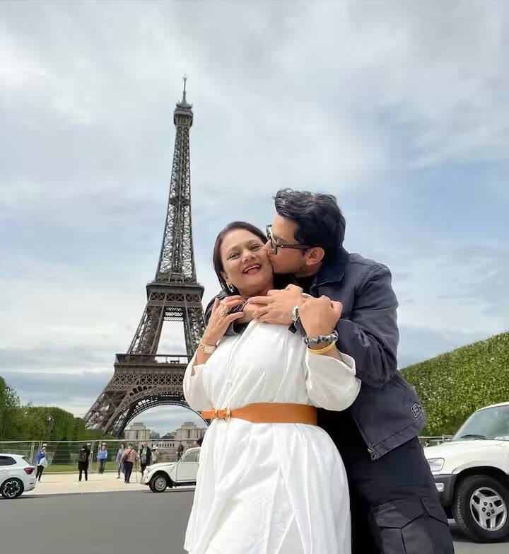 विशाल जेठवानं 2025 च्या कान्स चित्रपट महोत्सवात 'होमबाउंड' चित्रपटाद्वारे पहिल्यांदाच रेड कार्पेटवर पाऊल ठेवलं, जो केवळ त्यांच्या कारकिर्दीसाठीच नाही तर भारतीय चित्रपटसृष्टीसाठीही अभिमानाचा क्षण होता.