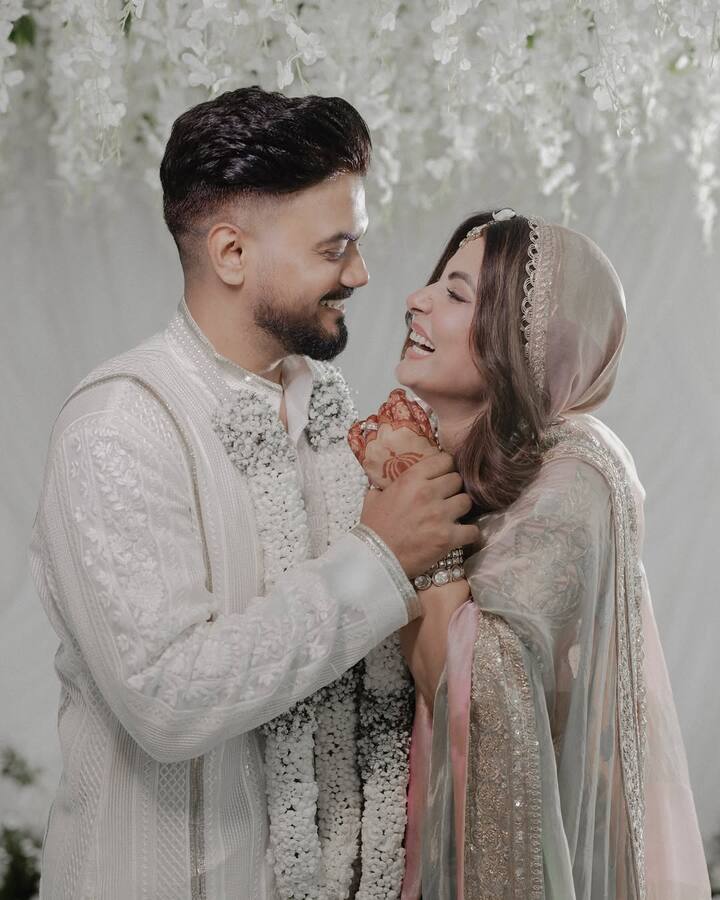 हिना की इस साड़ी की बुनाई में सोने और चांदी के धागों से सदियों पुराने पारंपरिक मोटिफ्स को खूबसूरती से उकेरा गया था.