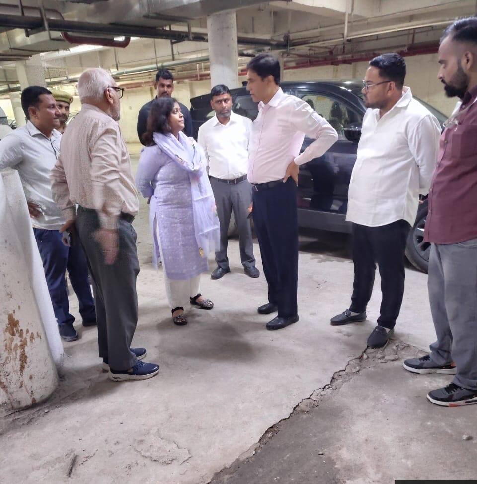 Greater Noida News: इकोटेक थ्री में मलबा मिलने पर कॉन्ट्रैक्टर पर 25 हजार रुपये का जुर्माना, OSD ने लिया सख्त एक्शन