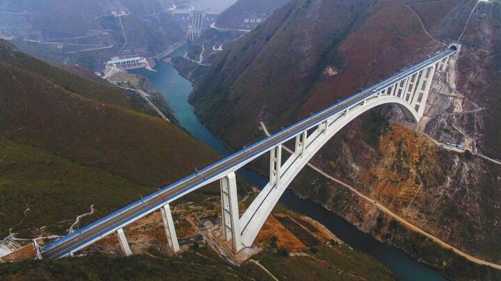 फिर आता है किंगलांग ब्रिज जो कि कंक्रीट से बना मेहराबदार पुल है. यह नदी से 300 मीटर ऊंचाई पर स्थित है और सबसे ऊंचा हाई स्पीड रेलवे पुल भी है.