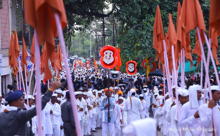 02 जूनला शेगावातून निघालेली गजानन महाराजांच्या  पालखीचे  नागझरी, पारस आणि भौरदमार्गे काल  सकाळी अकोल्यात आगमन झाले.(फोटो सौजन्य : अक्षय भालतिलक,  अकोला)