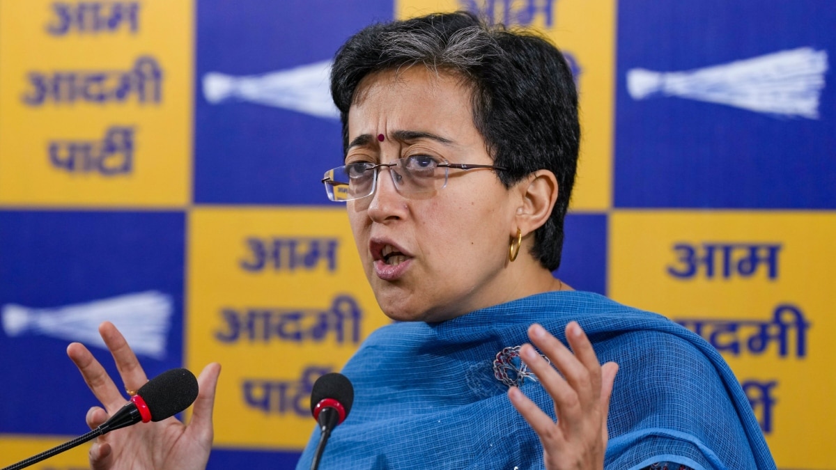 रेखा गुप्ता सरकार पर भड़कीं पूर्व सीएम आतिशी, कहा- ‘सैंकड़ों परिवारों के सर से…’