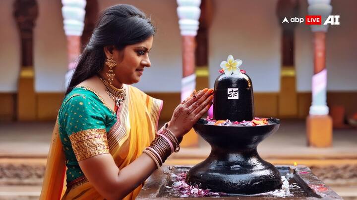 धार्मिक मान्यता अनुसार, गंगा दशहरा के दिन ही मां गंगा का अवतरण शिवजी की जटाओं से धरती पर हुआ था. इसलिए आज के दिन सफेद रंग की वस्तुए जैसे- दूध, दही की खरीदारी कर इससे शिवलिंग पर अभिषेक करना भी शुभ होता है. इस उपाय से मां गंगा के साथ ही भोलेनाथ की कृपा भी मिलती है.