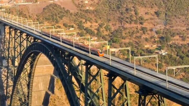 पुल पर चलने वाली वंदे भारत ट्रेन के माध्यम से कटरा और श्रीनगर के बीच यात्रा करने में केवल 3 घंटे लगेंगे, जिससे मौजूदा यात्रा का समय दो से तीन घंटे कम हो जाएगा.