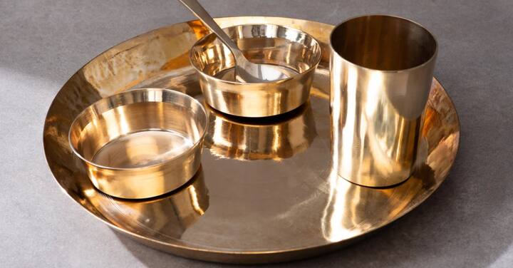 पितळेच्या भांड्यातून जेवण केल्याने जंतांचा प्रादुर्भाव, कफाशी संबंधित रोग आणि वात दोष असंतुलन टाळता येते. पितळेच्या भांड्यात स्वयंपाक केल्याने अन्नातील ९३% पोषक तत्वे टिकून राहतात.