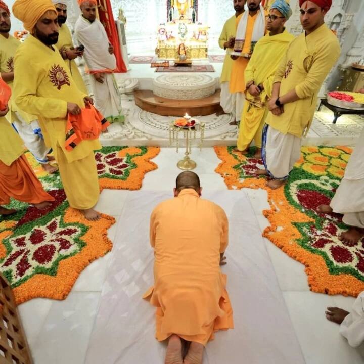 101 మంది వేద పండితులు మంత్రాలు పఠిస్తుండగా రామ్ దర్బార్ లో విగ్రహాలకు ప్రాణప్రతిష్ఠ చేసి హారతిచ్చారు యోగి ఆదిత్యనాథ్