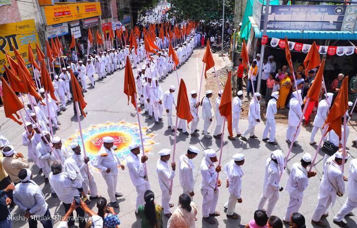 परवा (3 जून)  रात्री भौरद गावात मुक्काम केल्यानंतर आज सकाळी डाबकी रोडमार्गे श्रींच्या पालखीचे अकोल्यात आगमन झालेय. (फोटो सौजन्य : अक्षय भालतिलक,  अकोला)