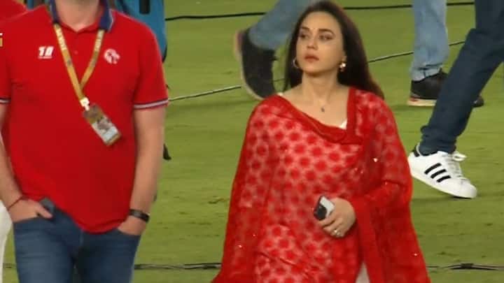 IPL 2025 के फाइनल में RCB ने पंजाब किंग्स को 6 रनों से हराया था. पंजाब फ्रैंचाइजी की सह-मालिक प्रीति जिंटा आमतौर पर मैदान में खुश दिखाई देती हैं, लेकिन फाइनल में अपनी टीम की हार के बाद वो भावुक हो गई थीं.