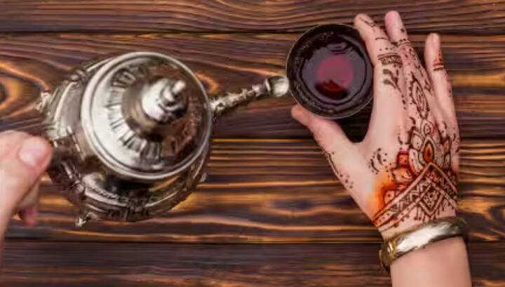 ਮਹਿੰਦੀ ਅਤੇ ਕੌਫੀ: ਮਹਿੰਦੀ ਵਿੱਚ ਕੌਫੀ ਪਾਉਣ ਨਾਲ ਇਸਦਾ ਰੰਗ ਹੋਰ ਵੀ ਗੂੜ੍ਹਾ ਹੋ ਜਾਂਦਾ ਹੈ। ਮਹਿੰਦੀ ਵਿੱਚ 2 ਚਮਚ ਕੌਫੀ ਮਿਲਾ ਕੇ ਲਗਾਓ, ਇਹ ਵਾਲਾਂ ਨੂੰ ਕੁਦਰਤੀ ਤੌਰ 'ਤੇ ਰੰਗ ਦਿੰਦਾ ਹੈ ਅਤੇ ਚਿੱਟੇ ਵਾਲਾਂ ਨੂੰ ਲੁਕਾਉਂਦਾ ਨਹੀਂ ਸਗੋਂ ਰੰਗ ਦਿੰਦਾ ਹੈ।