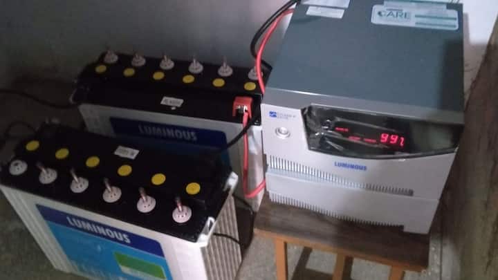 दरअसल लोग बैटरी को चार्ज पर लगाकर छोड़ देते हैं. जिससे बैटरी नुकसान पहुंच जाता है . क्योंकि ओवर चार्ज होने से बैटरी के अंदर केमिकल्स पर नकारात्मक असर होता है. जिससे बैटरी की लाइफ काम हो जाती है. बहुत से लोग इस बात का ध्यान नहीं रखते हैं.