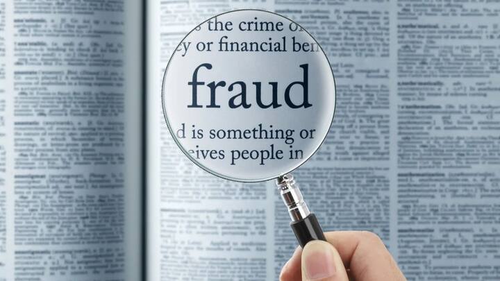 बहुत से साइबर ठग जनगणना के बहाने लोगों से उनकी व्यक्तिगत जानकारी हासिल करके उनके साथ ठगी की घटनाओं को अंजाम दे रहे हैं. आपको बता दें यह साइबर ठग खुद को सरकारी अधिकारी बताकर जनगणना के नाम पर आपसे आपकी बैंक डिटेल्स आधार नंबर और मोबाइल नंबर जैसी जानकारी हासिल करत हैं.