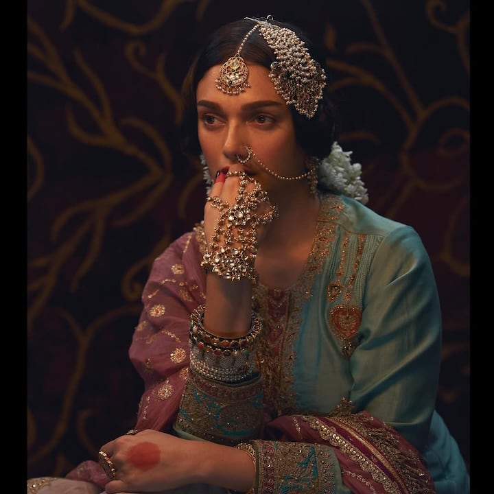 आपके लहंगा या शरारा के साथ अदिति का ये ज्वेलरी सेट बिल्कुल परफेक्ट लगेगा. ट्रेडिशनल आउटफिट के साथ एक्ट्रेस की तरह ही मांग टीका, चूड़ी और ज्वेलरी पीस लगा कर आप बेहद हसीन दिखेंगी