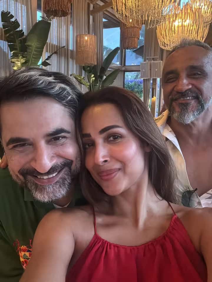 मलाइका अरोड़ा बैकलेस रेड ड्रेस में पूल किनारे पोज देती नजर आ रही हैं. इस फोटो को देख फैन्स की सांसे थम सी गई हैं. फोटो में मलाइका अरोड़ा बिकिनी पहनकर पूल किनारे पोज दे रही हैं. उन्होंने ब्लैक कलर का शेड्स भी लगाया हुआ है. बिकिनी में मलाइका अरोड़ा अपना फिगर फ्लॉन्ट कर रही हैं.