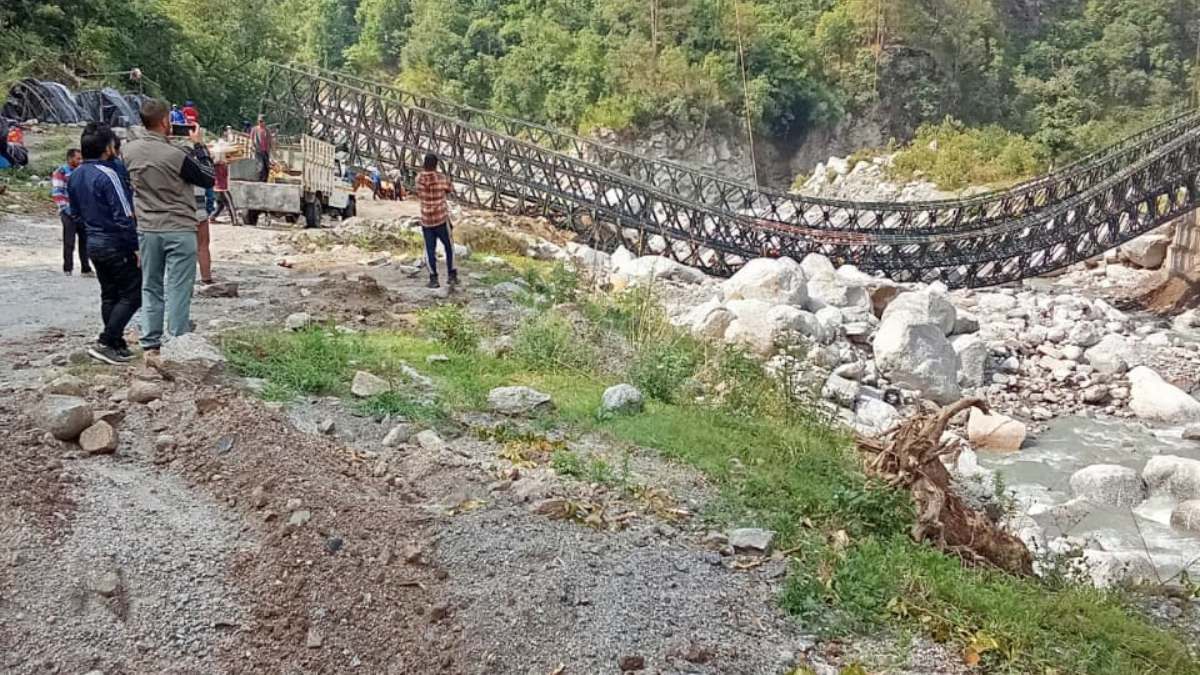 उत्तराखंड में निर्माणाधीन बैली ब्रिज अचानक से गिरा, स्थानीय लोगों ने की जांच की मांग